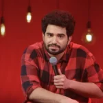 Samay Raina performing during a live chess stream, blending comedy with online chess entertainment in India.